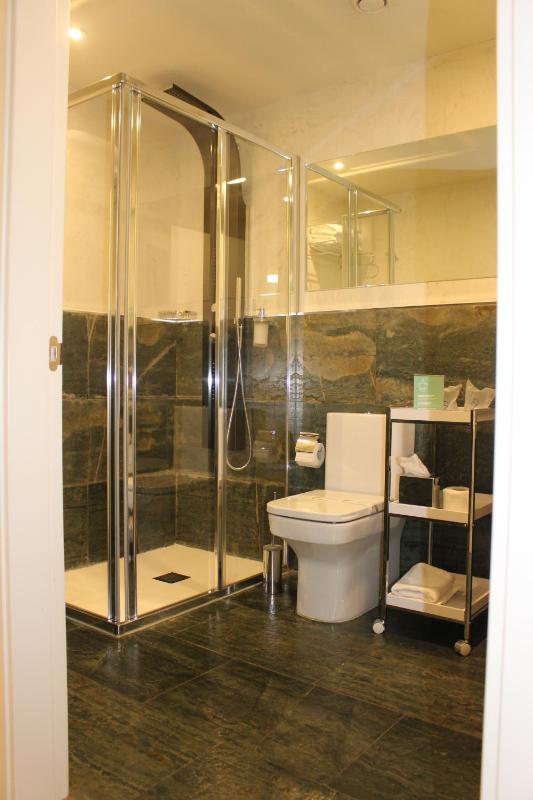 Twin Room image 4