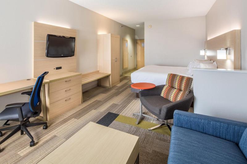 Standard King Room with Extra Space image 4