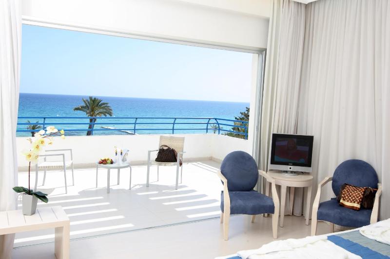Double or Twin Room with Front Sea View image 3
