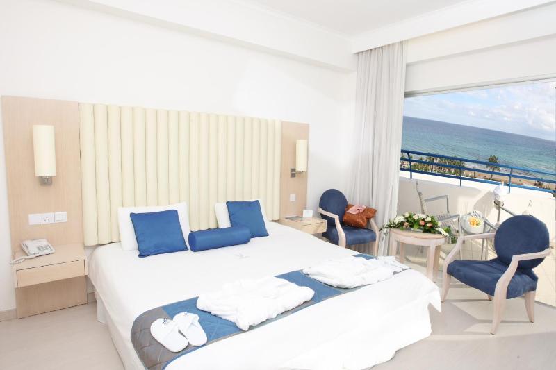 Double or Twin Room with Sea View image 1