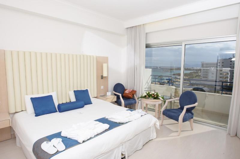 Double or Twin Room room with Side Sea View (2 Adults + 1 Child) image 3