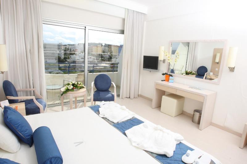 Double or Twin Room with Inland View image 4