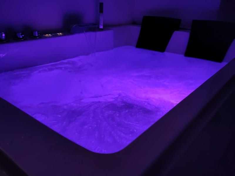 King Suite with Spa Bath image 4