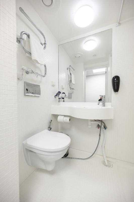 Standard Twin Room image 4