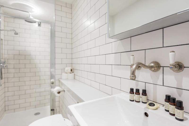 Superior One Bedroom Apartment image 2