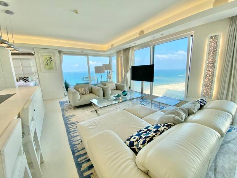 Amazing Sea view APT with parking at Royal Beach - By Beach Apartments TLV - image 11