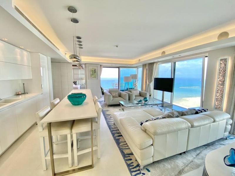 Amazing Sea view APT with parking at Royal Beach - By Beach Apartments TLV - image 12