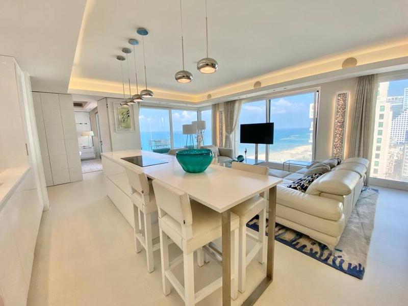 Amazing Sea view APT with parking at Royal Beach - By Beach Apartments TLV - image 10