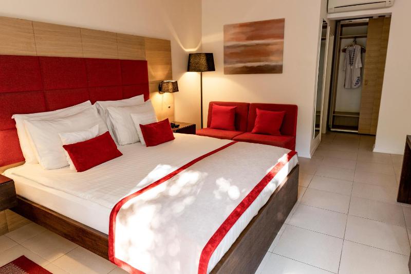 Double Room with Balcony image 4