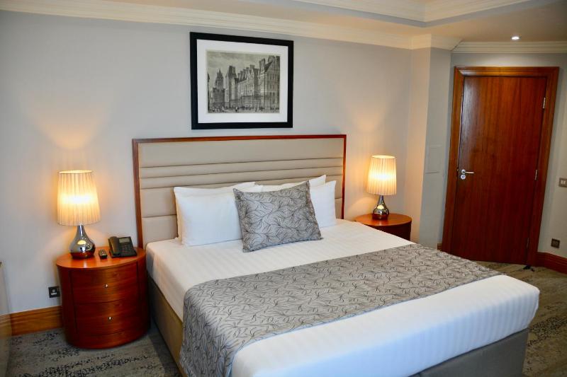 Deluxe Three-Bedroom Apartment image 4