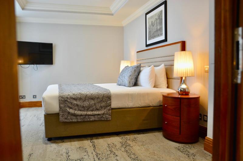 Deluxe Three-Bedroom Apartment image 3