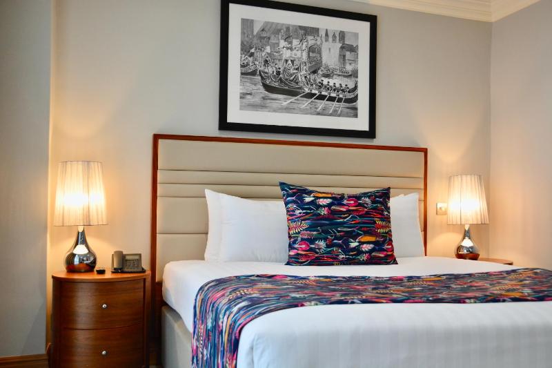 Luxury Three-Bedroom Apartment image 4