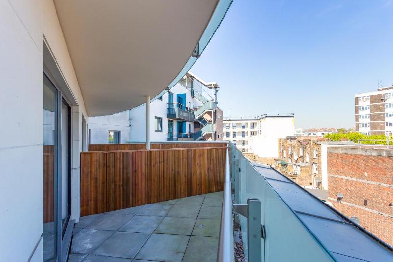 Deluxe Two-Bedroom Apartment image 3