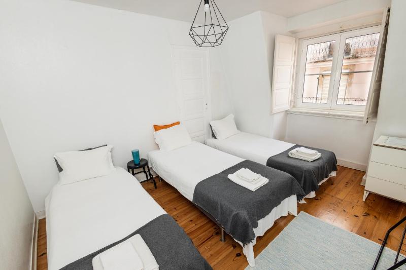 Triple Room with Shared Bathroom image 3