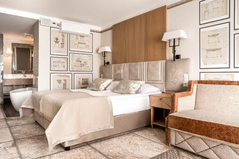 Junior Suite with Balcony and Mountain View image 3
