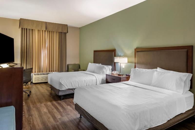 Standard Queen Room with Two Queen Beds image 2
