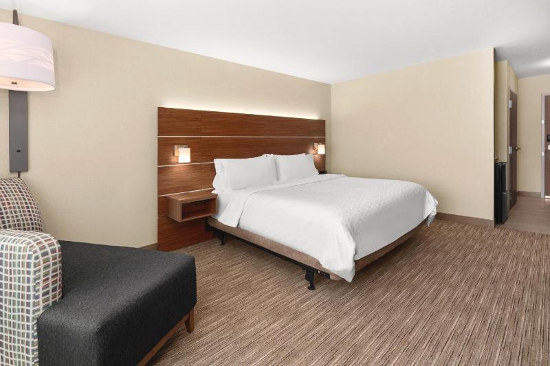 Standard King Room with Extra Floor Space image 3