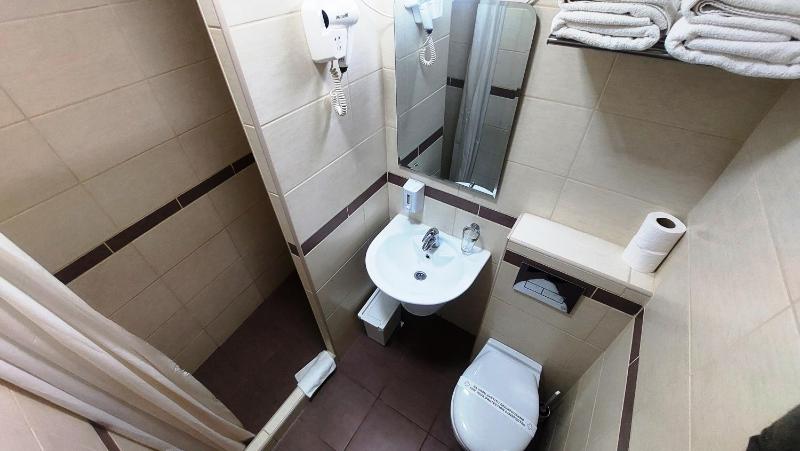 Twin Room with Balcony image 4