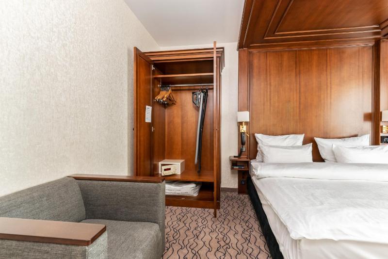 Club Double Room with Courtyard View image 4