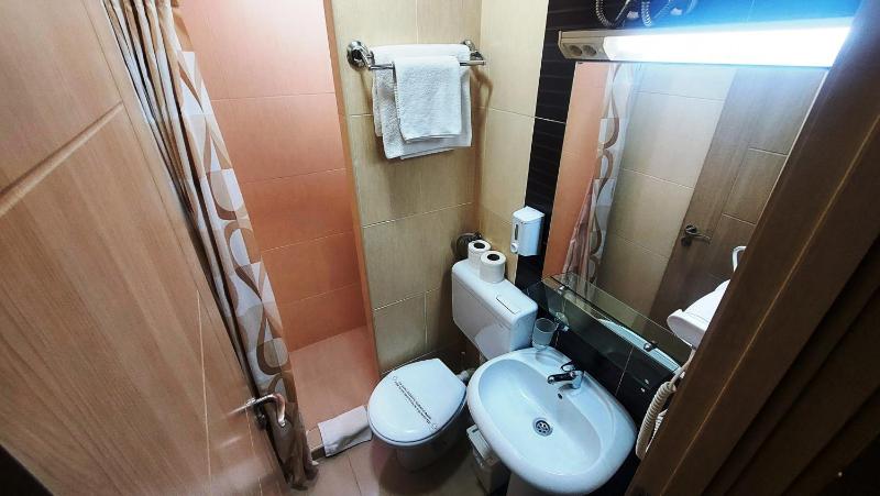Standard Twin Room image 2