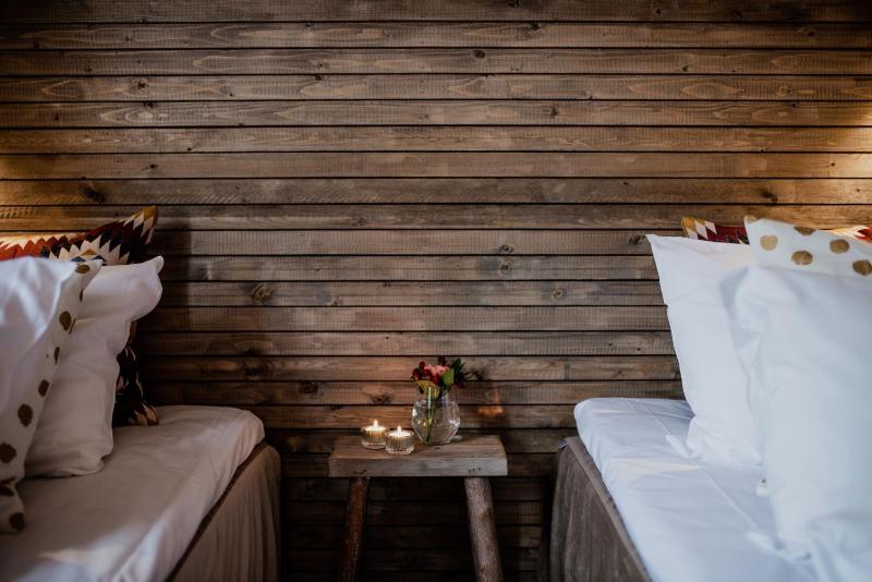 Standard Twin Room with Mountain View image 3