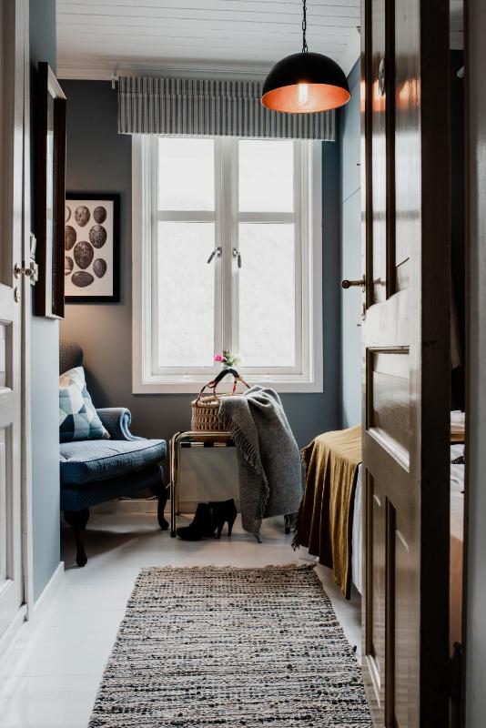 Single Room with Bathroom image 4