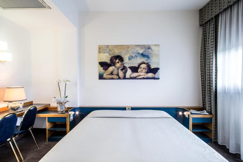 Double or Twin Room image 4