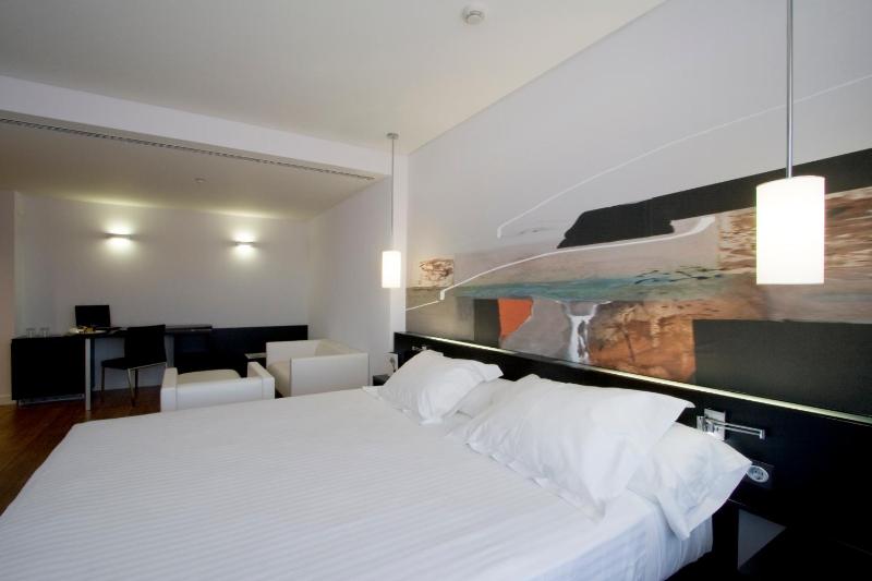  Familiy Room with free airport shuttle image 2