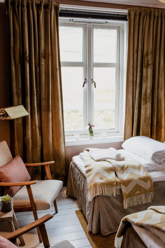 Standard Twin Room with Mountain View image 4