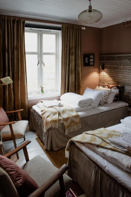 Standard Twin Room with Mountain View image 1