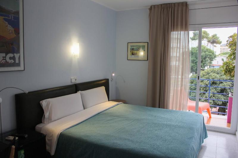 Double or Twin Room with Balcony image 4