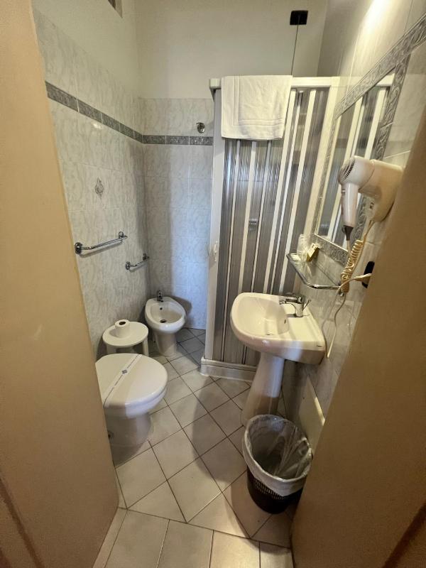 Single Room image 3