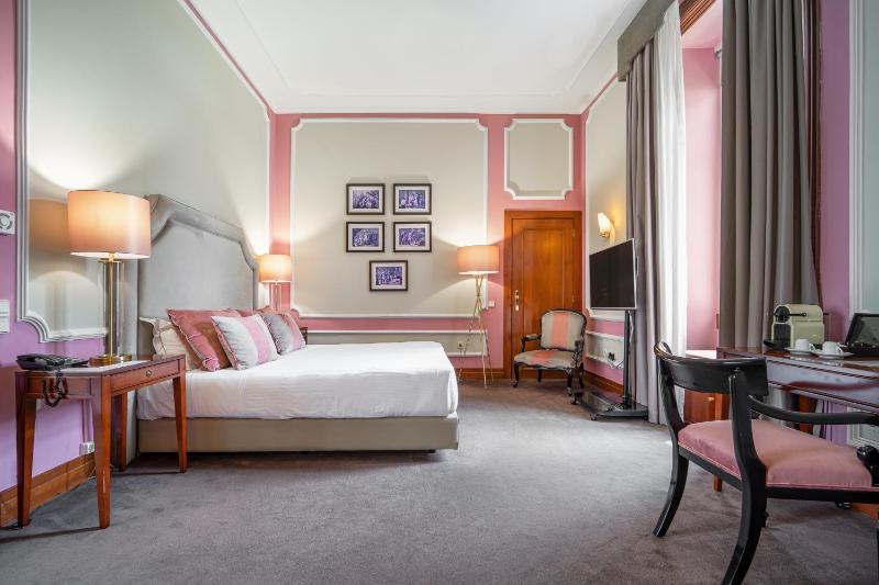 Deluxe Double or Twin Room image 4