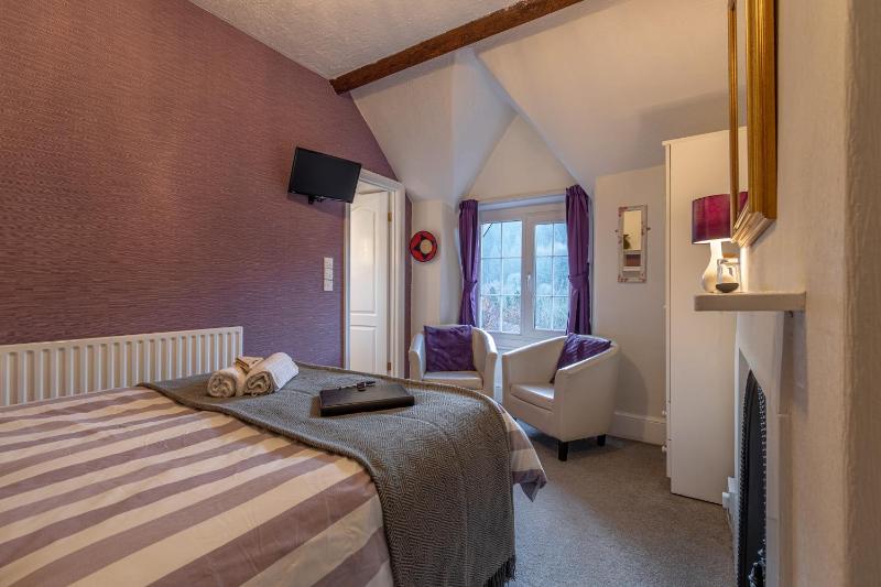 Small Double Room image 4
