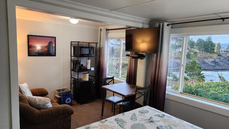 Double Room with Sea View image 4