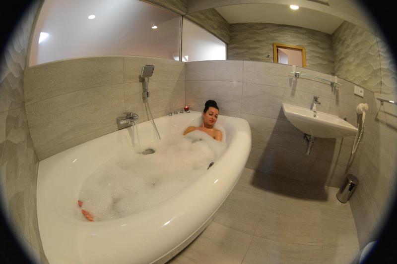 Two-Bedroom Apartment with Spa Bath image 4
