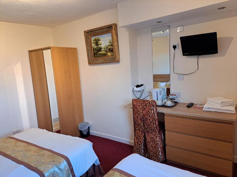 Twin Room image 4