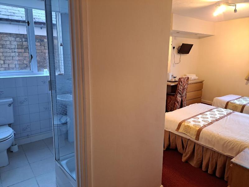 Twin Room image 3
