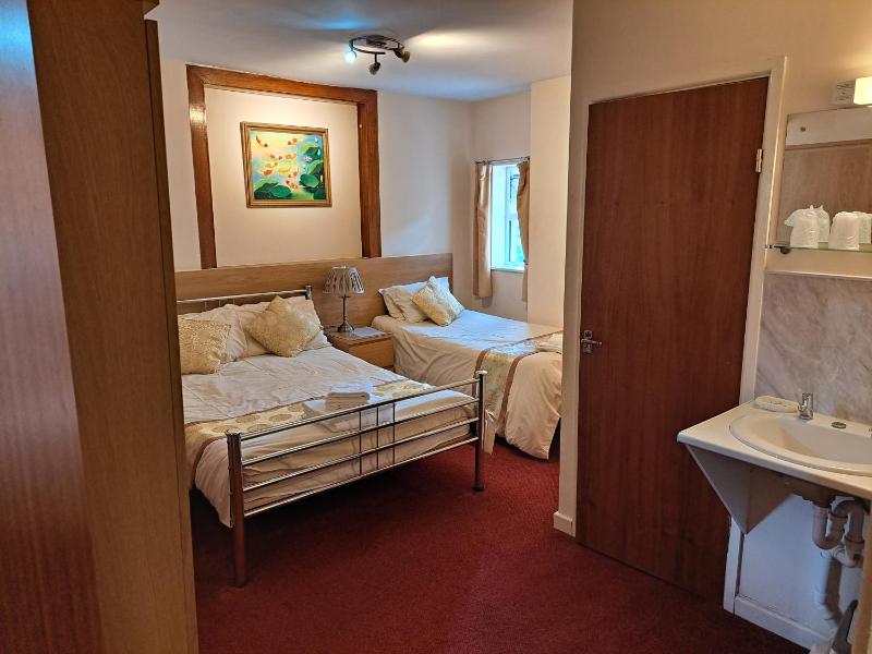 Family Room (2 Adults + 1 Child) image 4
