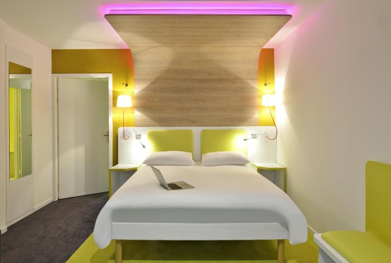 Standard Room with 2 Single Beds image 1