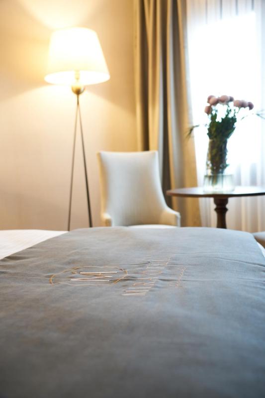 Deluxe Double Room image 3