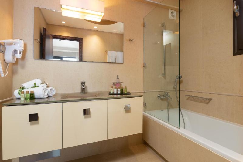 Executive Double Room with Sea View image 3
