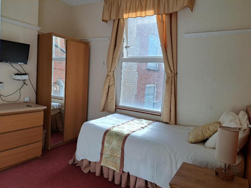 Single Room image 3
