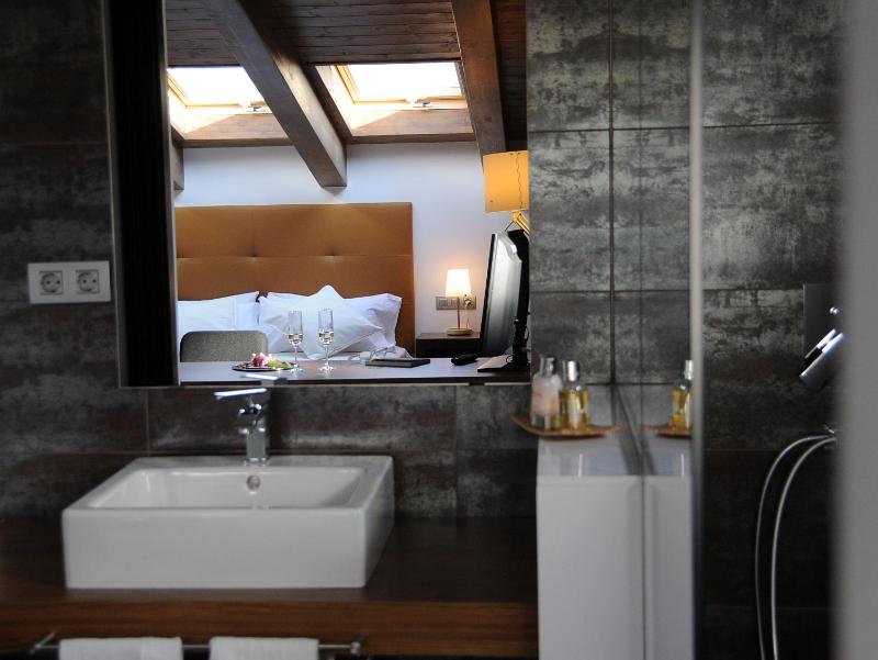 Deluxe Double Room with Spa Access image 4