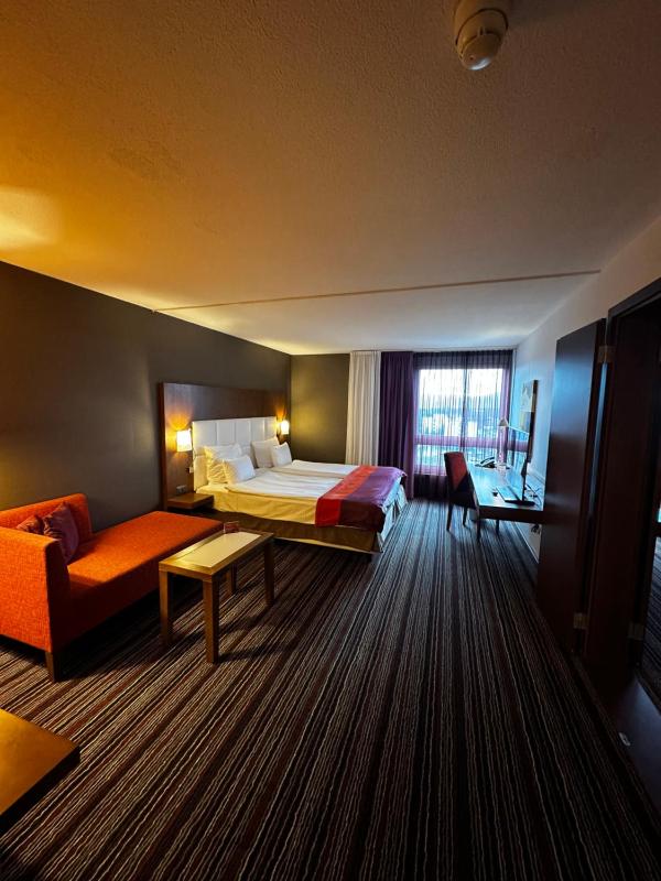 One-Bedroom Suite image 3