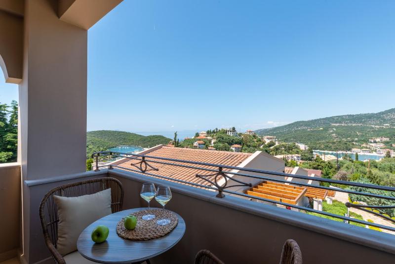 Superior Double Room with Partial Sea View image 1