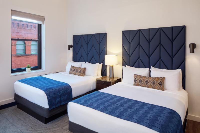 Queen Suite with Two Queen Beds image 3