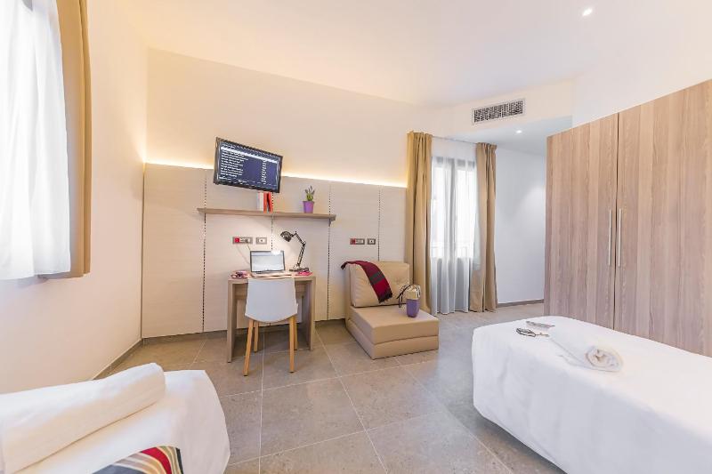 Deluxe Double or Twin Room with Balcony image 3