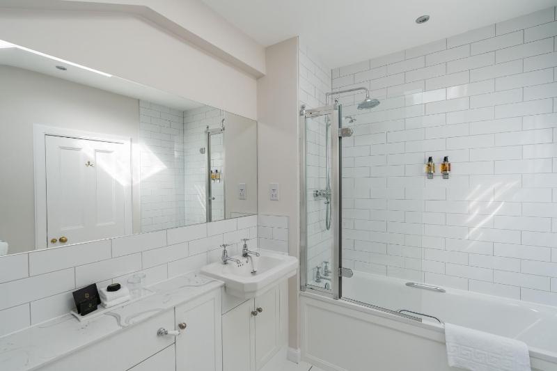 Standard Double/Twin Room image 3