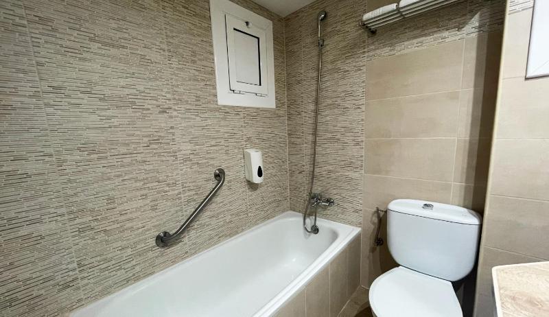 Twin Room with Extra Bed (3 Adults) image 4